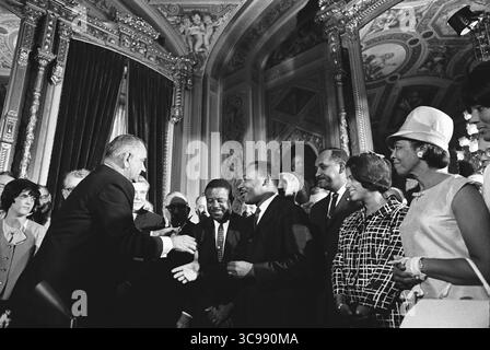 Präsident Lyndon B. Johnson trifft sich mit Martin Luther King Jr. bei der Unterzeichnung des Voting Rights Act von 1965 Stockfoto