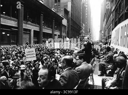 Charles Zimmerman spricht bei einer Bürgerrechtskundgebung im New York Garment District an der 38th Street in der Nähe der 7th Avenue in New York City. Zu den Schildern gehören „Labor Opposits Diskriminierungen“ 17. Mai 1960 Stockfoto