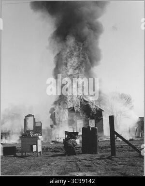 Gegenüber Von Natomas Levee, Sacramento, Sacramento County, Kalifornien. Katastrophen von Shacktown-Gemeinden. ... Diese Siedlung liegt außerhalb der Stadtgrenzen. Keine Polizei, kein Brandschutz und kein Telefon in der Nähe. Die Heimat einer jungen Familie aus Oklahoma. Ehemann arbeitet in einer Konservenfabrik, selbstgebautes Haus. Die junge Mutter beklagte den Verlust ihrer Konserven mehr als den Verlust ihres Haushaltsbesitzes. Stockfoto