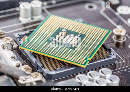 CPU-Installation in der Nähe auf der Hauptplatine. Stockfoto