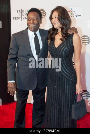 â 30. Dezember 2022, New York, New York, USA: Edson Arantes do Nascimento, bekannt als œPelÃ€©â€, die brasilianische Fußballlegende, die drei Weltmeisterschaften gewann, starb im Albert Einstein Krankenhaus in Sao Paolo an Organversagen aufgrund von fortschreitendem Darmkrebs. Er war 82. DATEIFOTO: Der ehemalige brasilianische Fußballspieler Edson Arantes do Nascimento aka PelÃ und seine Frau Marcia Aoki treffen PelÃ am Samstag, 23. April 2016, auf dem Tribeca Film Festival 2016 in New York ein. ELISA ANDREA/PI (Kreditbild: © Prensa Internacional Via ZUMA Press Wire) Stockfoto