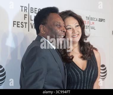 â 30. Dezember 2022, New York, New York, USA: Edson Arantes do Nascimento, bekannt als œPelÃ€©â€, die brasilianische Fußballlegende, die drei Weltmeisterschaften gewann, starb im Albert Einstein Krankenhaus in Sao Paolo an Organversagen aufgrund von fortschreitendem Darmkrebs. Er war 82. DATEIFOTO: Der ehemalige brasilianische Fußballspieler Edson Arantes do Nascimento aka PelÃ und seine Frau Marcia Aoki treffen PelÃ am Samstag, 23. April 2016, auf dem Tribeca Film Festival 2016 in New York ein. ELISA ANDREA/PI (Kreditbild: © Prensa Internacional Via ZUMA Press Wire) Stockfoto