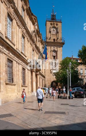 Place de l'Hôtel de Ville. Auf der linken Seite das Rathaus und im Hintergrund der Glockenturm der Tour de l'Horloge. Aix-en-Provence. Frankreich Stockfoto