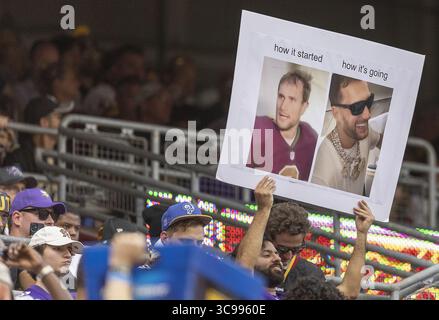 6. November 2022, Landover, MD, USA: Ein Fan zeigt seine Unterstützung für Minnesota Vikings Quarterback Kirk Cousins (8) von den Tribünen im dritten Quartal, als die Minnesota Vikings am Sonntag, den 6. November, gegen die Washington Commanders im FedEx Field in Landover, Maryland, kämpfen. 2022. (Bild: © Elizabeth Flores/Minneapolis Star Tribune via ZUMA Press Wire) Stockfoto
