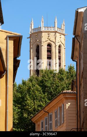Außenansicht von der Straße auf den Glockenturm der Kathedrale von Saint-Sauveur. Aix-en Provence. Frankreich Stockfoto