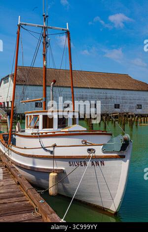 Kleines Fischereifahrzeug an der Britannia Shipyard in Steveston, British Columbia, Kanada Stockfoto