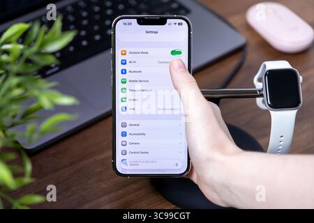 Posen, Polen - 29. Juli 2025: Einstellungsanwendung auf dem iPhone zeigt einen Finger, der eine Option anpasst, wobei die moderne digitale Schnittstelle, ios 26 und hervorgehoben wird Stockfoto
