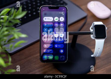 Poznan, Polen – 29. Juli 2025: Das iOS 26 Control Center des iPhones zeigt Liquid Glass-Funktionen an und ermöglicht eine effiziente Verwaltung intelligenter Geräte mit einer App Stockfoto