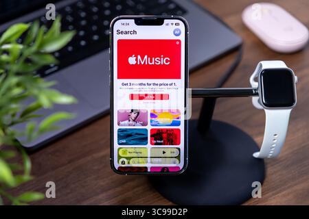 Posen, Polen - 29. Juli 2025: Apple Music-Schnittstelle auf dem iPhone, mit dazugehöriger Apple Watch, die die moderne technische Umgebung repräsentiert, mit ios 26 Stockfoto