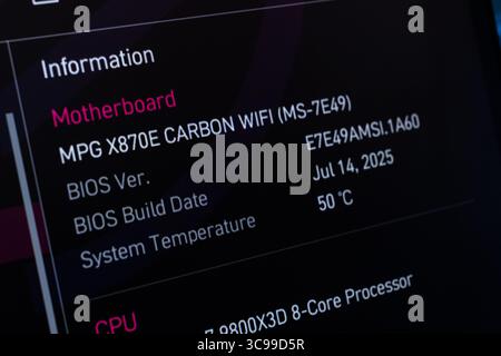 Poznan, Polen – 29. Juli 2025: Nahaufnahme des MPG X870E CARBON WIFI Motherboard-Bildschirms mit wesentlichen Daten für PC-Gebäude, Re Stockfoto