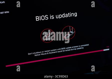 Poznan, Polen – 29. Juli 2025: Nahaufnahme eines Computerbildschirms, auf dem das BIOS aktualisiert wird, und eine Fortschrittsanzeige, die die grundlegende Firmware-Installation betont Stockfoto