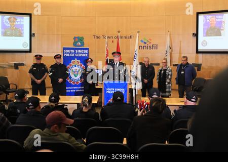 12. Oktober 2022, Innisfil, Ontario, Kanada: Hochrangige Offiziere der South Simcoe Police im Innisfil Town Hall aktualisieren die Identitäten der getöteten Offiziere, die auf den Bildschirmen oben gezeigt werden. Die Offiziere, die am 11. Oktober 2022 in Alcona (Innisfil), Ontario, erschossen und getötet wurden, einer kleinen Stadt im Süden von Ontario, etwa eine Stunde nördlich von Toronto. (Kreditbild: © Christopher Drost/SHIFT digital via ZUMA Press Wire) Stockfoto