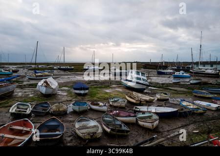 Leigh-on-Sea England UK Essex an der Meeresbucht Boote ruinieren graue Tage Stockfoto