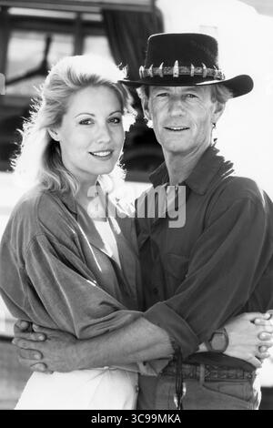 USA: Linda Koslowski, Paul Hogan, halblange Werbeporträt für den Film, „Crocodile Dundee II“, Foto von Peter Carrette, Paramount Pictures, 1988 (Credit Image: © JT Vintage/Glasshouse Via ZUMA Press Wire) Stockfoto