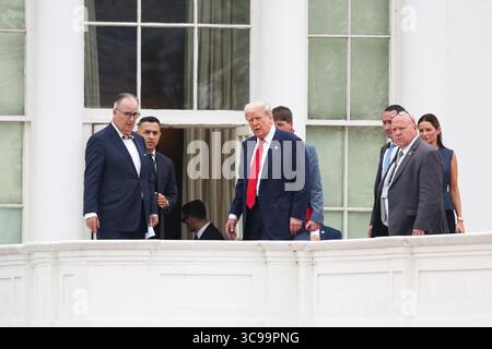 Washington, Usa. August 2025. Präsident Donald Trump spaziert am 5. August 2025 in Washington, D.C. auf dem Dach des Westflügels im Weißen Haus (Foto: Samuel Corum/Pool/ABACAPRESS.COM) Credit: Abaca Press/Alamy Live News Stockfoto