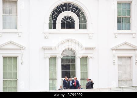 Washington, Usa. August 2025. Präsident Donald Trump spaziert am 5. August 2025 in Washington, D.C. auf dem Dach des Westflügels im Weißen Haus (Foto: Samuel Corum/Pool/ABACAPRESS.COM) Credit: Abaca Press/Alamy Live News Stockfoto