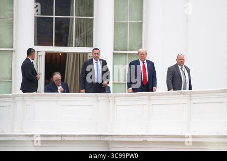 Washington, Usa. August 2025. Präsident Donald Trump spaziert am 5. August 2025 in Washington, D.C. auf dem Dach des Westflügels im Weißen Haus (Foto: Samuel Corum/Pool/ABACAPRESS.COM) Credit: Abaca Press/Alamy Live News Stockfoto