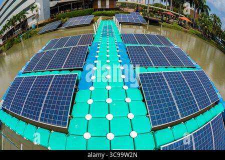 Plattform aus Kunststoff schwimmende Solarzellen, Paneele auf dem Wasser gegen blauen Himmel im öffentlichen Park im Stadtzentrum. Stockfoto