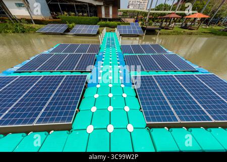 Plattform aus Kunststoff schwimmende Solarzellen, Paneele auf dem Wasser gegen blauen Himmel im öffentlichen Park im Stadtzentrum. Stockfoto