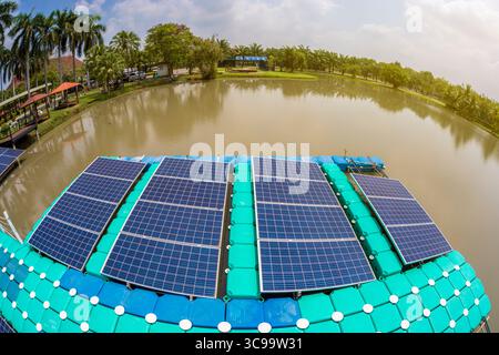 Plattform aus Kunststoff schwimmende Solarzellen, Paneele auf dem Wasser gegen blauen Himmel im öffentlichen Park im Stadtzentrum. Stockfoto