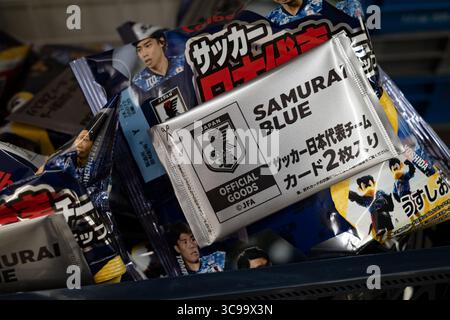 17. November 2022, Tokio, Japan: Fußball-Fanartikel in einem Supermarkt von 7-11 mit einer Werbung für die japanische Fußballnationalmannschaft „Samurai Blue“ vor dem Spiel Japans gegen Deutschland bei der FIFA-Weltmeisterschaft 2022... Japan hat kürzlich nach über zwei Jahren Reiseverboten aufgrund der COVID-19-Pandemie wieder für den Tourismus geöffnet. Der Yen (JPY) hat gegenüber dem US-Dollar stark abgeschrieben, was zu wirtschaftlichen Turbulenzen für den internationalen Handel und die japanische Wirtschaft geführt hat. (Bild: © Taidgh Barron/ZUMA Press Wire) Stockfoto
