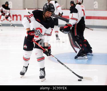 29. Oktober 2022: Ohio State Buckeyes Stürmer Jennifer Gardiner (12) übergibt den Puck während der Aufwärmphase, bevor er in Columbus, Ohio, gegen die Minnesota Golden Gophers antritt. Brent Clark/CSM (Bild: © Brent Clark/CSM via ZUMA Press Wire) Stockfoto