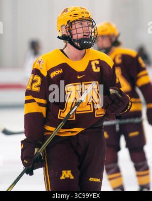 29. Oktober 2022: Minnesota Golden Gophers stürmen Grace Zumwinkle (12), bevor sie in Columbus (Ohio) gegen die Ohio State Buckeyes antreten. Brent Clark/CSM (Bild: © Brent Clark/CSM via ZUMA Press Wire) Stockfoto