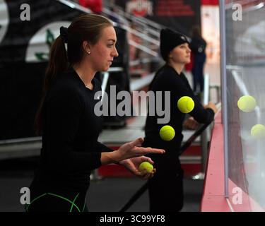 29. Oktober 2022: Taylor Heise (9) bereitet sich auf die Ohio State Buckeyes vor, indem er vor ihrem Spiel in Columbus, Ohio, Jonglieren will. Brent Clark/CSM (Bild: © Brent Clark/CSM via ZUMA Press Wire) Stockfoto