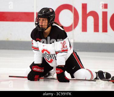29. Oktober 2022: Ohio State Buckeyes Stürmer Jennifer Gardiner (12) streckt sich vor den Minnesota Golden Gophers in ihrem Spiel in Columbus, Ohio. Brent Clark/CSM (Bild: © Brent Clark/CSM via ZUMA Press Wire) Stockfoto