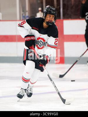 29. Oktober 2022: Ohio State Buckeyes Stürmer Sofie Lundin (28) kümmert sich um den Puck während des Aufwärmens, bevor er in Columbus, Ohio, gegen die Minnesota Golden Gophers antritt. Brent Clark/CSM (Bild: © Brent Clark/CSM via ZUMA Press Wire) Stockfoto