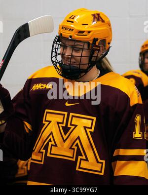29. Oktober 2022: Minnesota Golden Gophers Stürmer Josefin Bouveng (11) vor dem Spiel gegen die Ohio State Buckeyes in Columbus (Ohio). Brent Clark/CSM (Bild: © Brent Clark/CSM via ZUMA Press Wire) Stockfoto