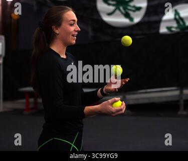 29. Oktober 2022: Taylor Heise (9) bereitet sich auf die Ohio State Buckeyes vor, indem er vor ihrem Spiel in Columbus, Ohio, Jonglieren will. Brent Clark/CSM (Bild: © Brent Clark/CSM via ZUMA Press Wire) Stockfoto