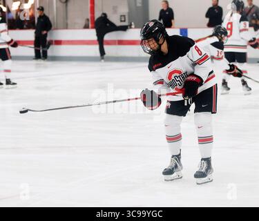 29. Oktober 2022: Ohio State Buckeyes Forward Brooke Bink (8) spielt mit dem Puck während der Aufwärmphase, bevor er in Columbus, Ohio, gegen die Minnesota Golden Gophers antritt. Brent Clark/CSM (Bild: © Brent Clark/CSM via ZUMA Press Wire) Stockfoto