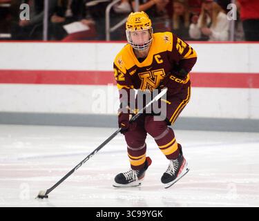 29. Oktober 2022: Abigail Boreen (22) spielt in Columbus (Ohio) den Puck gegen die Ohio State Buckeyes. Brent Clark/CSM (Bild: © Brent Clark/CSM via ZUMA Press Wire) Stockfoto