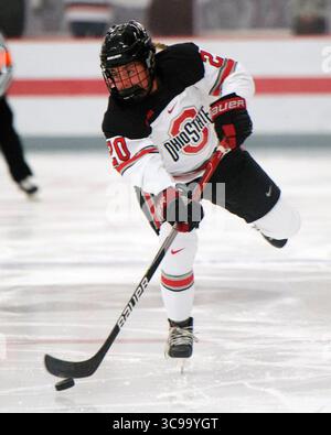 29. Oktober 2022: Ohio State Buckeyes Forward Makenna Webster (20) spielt den Puck gegen die Minnesota Golden Gophers in Columbus, Ohio. Brent Clark/CSM (Bild: © Brent Clark/CSM via ZUMA Press Wire) Stockfoto