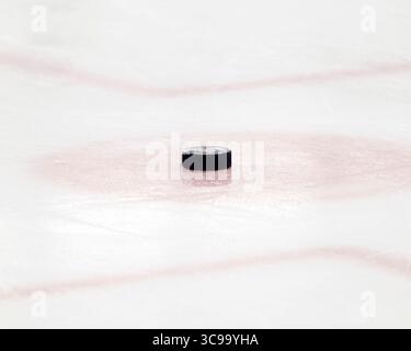 29. Oktober 2022: Ein Puck bei den Ohio State Buckeyes und den Minnesota Golden Gophers während ihres Spiels in Columbus, Ohio. Brent Clark/CSM (Bild: © Brent Clark/CSM via ZUMA Press Wire) Stockfoto