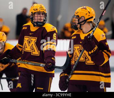 29. Oktober 2022: Madeline Wethington (5) und Nelli Laitinen (7) gegen die Ohio State Buckeyes in Columbus (Ohio). Brent Clark/CSM (Bild: © Brent Clark/CSM via ZUMA Press Wire) Stockfoto