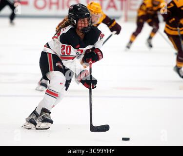 29. Oktober 2022: Ohio State Buckeyes Forward Makenna Webster (20) führt den Puck gegen die Minnesota Golden Gophers in ihrem Spiel in Columbus, Ohio. Brent Clark/CSM (Bild: © Brent Clark/CSM via ZUMA Press Wire) Stockfoto