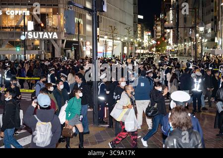 27. November 2022, Tokio, Japan: Große Menschenmengen von Fußballzuschauern versammeln sich am Shibuya Scramble in Tokio, der am meisten beschäftigten Fußgängerzone der Welt, nachdem Costa Rica Japan in einem Gruppenspiel der Katar-Weltmeisterschaft 2022 mit 1:0 besiegt hatte. Costa Rica und Japan sind jetzt auf Punkte gesetzt, aber Japan liegt vor dem Tor Differential und wetteift um einen Platz, um eine harte Gruppe E zu überleben und in die Achtelfinale aufzusteigen... Fußball, Fußball, FIFA-Weltmeisterschaft, japanische Fußballnationalmannschaft, Samurai Blue, Tokio. (Bild: © Taidgh Barron/ZUMA Press Wire) Stockfoto