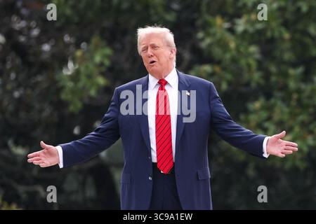 Washington, Usa. August 2025. Präsident Donald Trump gibt den Medien vom Dach des Westflügels im Weißen Haus am 5. August 2025 in Washington DC Gesten zu (Foto: Samuel Corum/Pool/ABACAPRESS.COM) Credit: Abaca Press/Alamy Live News Stockfoto