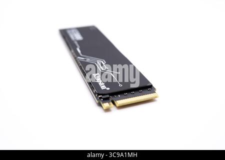 Ostrava, Tschechien - 30. Dezember 2023: Kingston KC3000 PCIe M.2 SSD-Speicher auf weißem Hintergrund Stockfoto