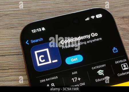 Ostrava, Tschechien – 19. Januar 2025: Apple App Store mit Codecademy Go, der mobile Anwendungen für die Programmierung programmiert Stockfoto