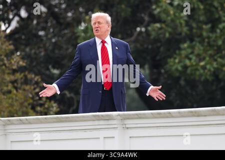 Washington, Usa. August 2025. Präsident Donald Trump spricht am 5. August 2025 im Weißen Haus vom Dach des Westflügels aus mit den Medien. Foto: Samuel Corum/UPI Credit: UPI/Alamy Live News Stockfoto