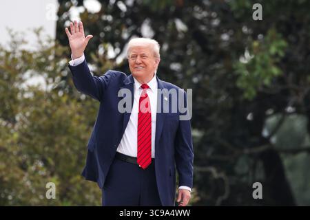 Washington, Usa. August 2025. Präsident Donald Trump gibt den Medien vom Dach des Westflügels im Weißen Haus am 5. August 2025 in Washington, DC, Gesten zu. Foto: Samuel Corum/UPI Credit: UPI/Alamy Live News Stockfoto