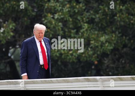Washington, Usa. August 2025. Präsident Donald Trump spaziert vom Dach des Westflügels im Weißen Haus am 5. August 2025 in Washington, D.C. Foto: Samuel Corum/UPI Credit: UPI/Alamy Live News Stockfoto
