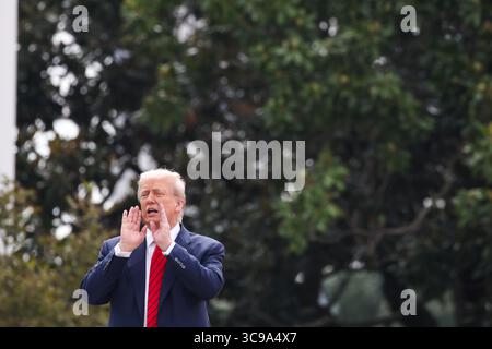 Washington, Usa. August 2025. Präsident Donald Trump spricht am 5. August 2025 im Weißen Haus vom Dach des Westflügels aus mit den Medien. Foto: Samuel Corum/UPI Credit: UPI/Alamy Live News Stockfoto