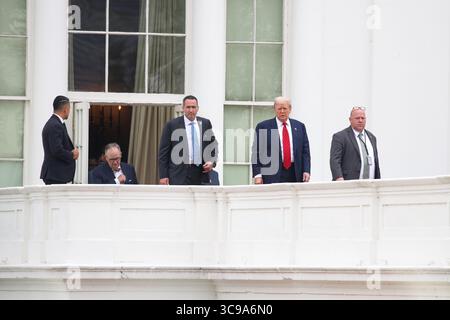 Washington, Usa. August 2025. Präsident Donald Trump spaziert auf dem Dach des Westflügels im Weißen Haus am 5. August 2025 in Washington, D.C. Foto: Samuel Corum/UPI Credit: UPI/Alamy Live News Stockfoto