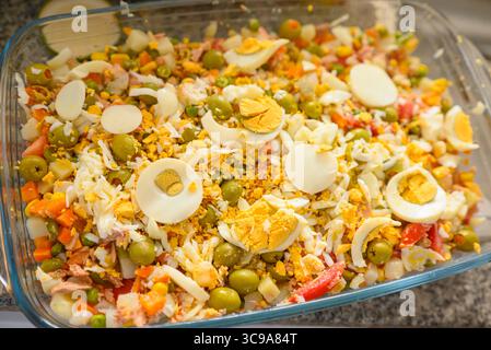 Traditioneller russischer Sommersalat mit Gemüse. Erfrischender Salat mit Oliven, Thunfisch und Ei. Stockfoto