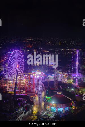Lebendige Nachtansicht auf den Prater Amusement Park Neonlichter in Wien, Österreich, Blick vom Riesenrad Stockfoto