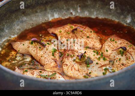 Saftige Fischfilets, perfekt gedünstet in einer reichhaltigen Marinade mit Kräutern und Gewürzen für ein köstliches kulinarisches Erlebnis Stockfoto